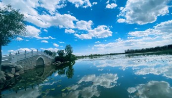 一起唱首歌，喝點(diǎn)小酒，微醺遠(yuǎn)處醉了一湖的白云。來(lái)次世外桃源的體驗(yàn)吧！
